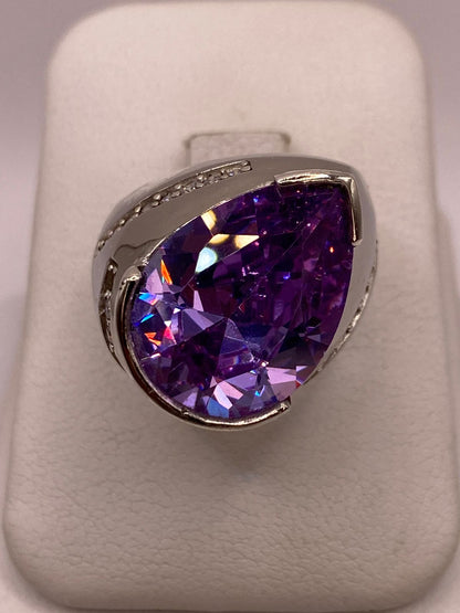 Anillo de Plata Ley 925 con Zirconia Morada en Forma de Gota, vista frontal