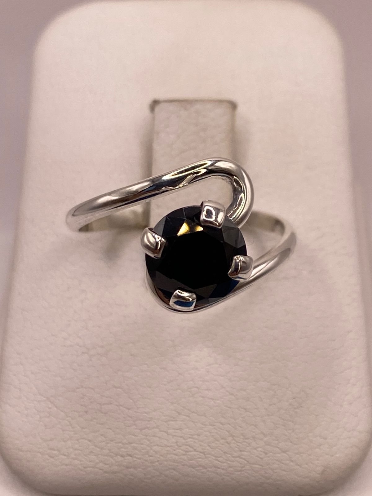 Anillo de Plata Ley 925 con Zirconia Negra en báscula mostrando peso