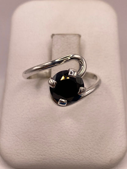 Anillo de Plata Ley 925 con Zirconia Negra en báscula mostrando peso