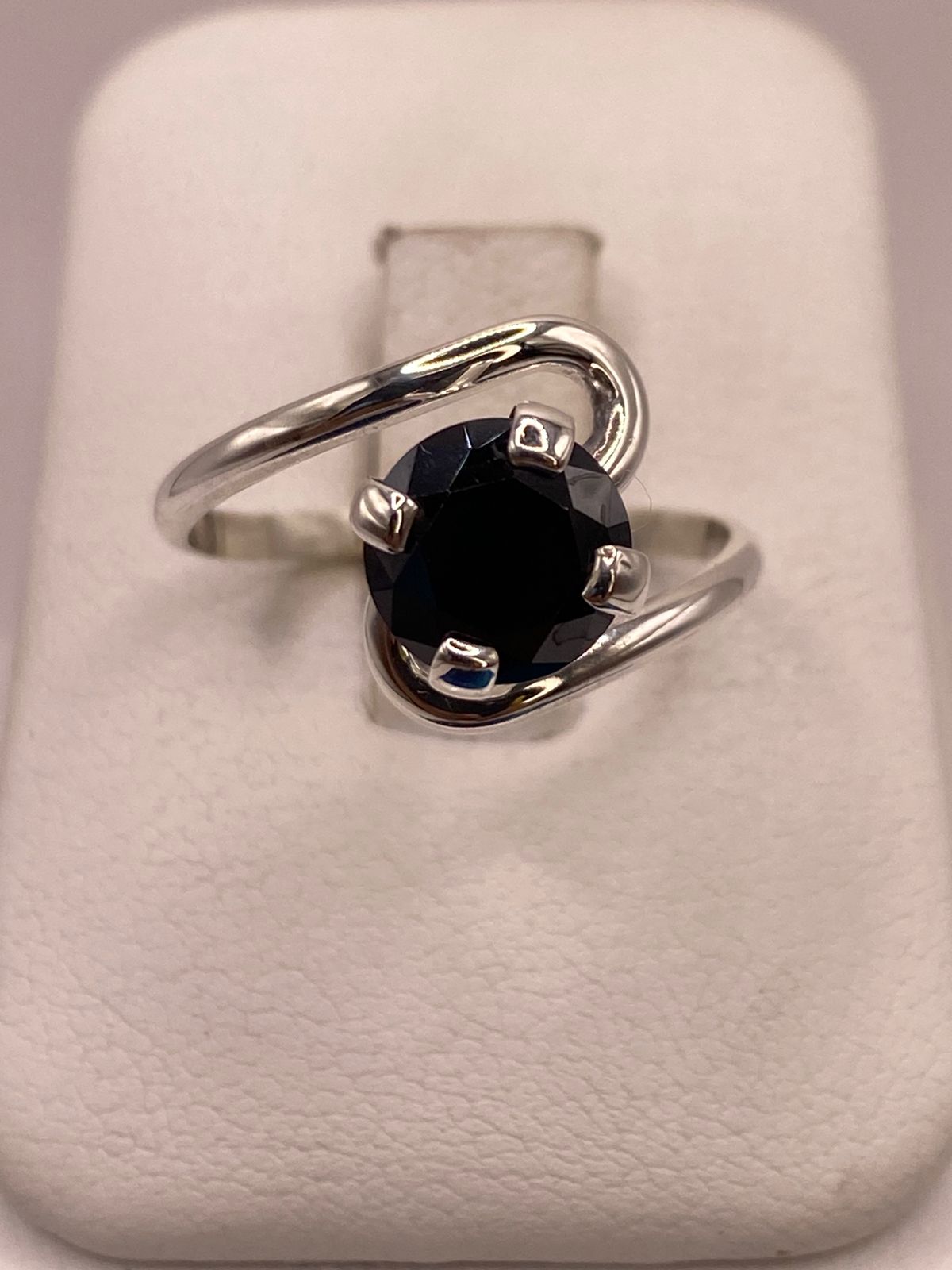 Anillo de Plata Ley 925 con Zirconia Negra, vista frontal