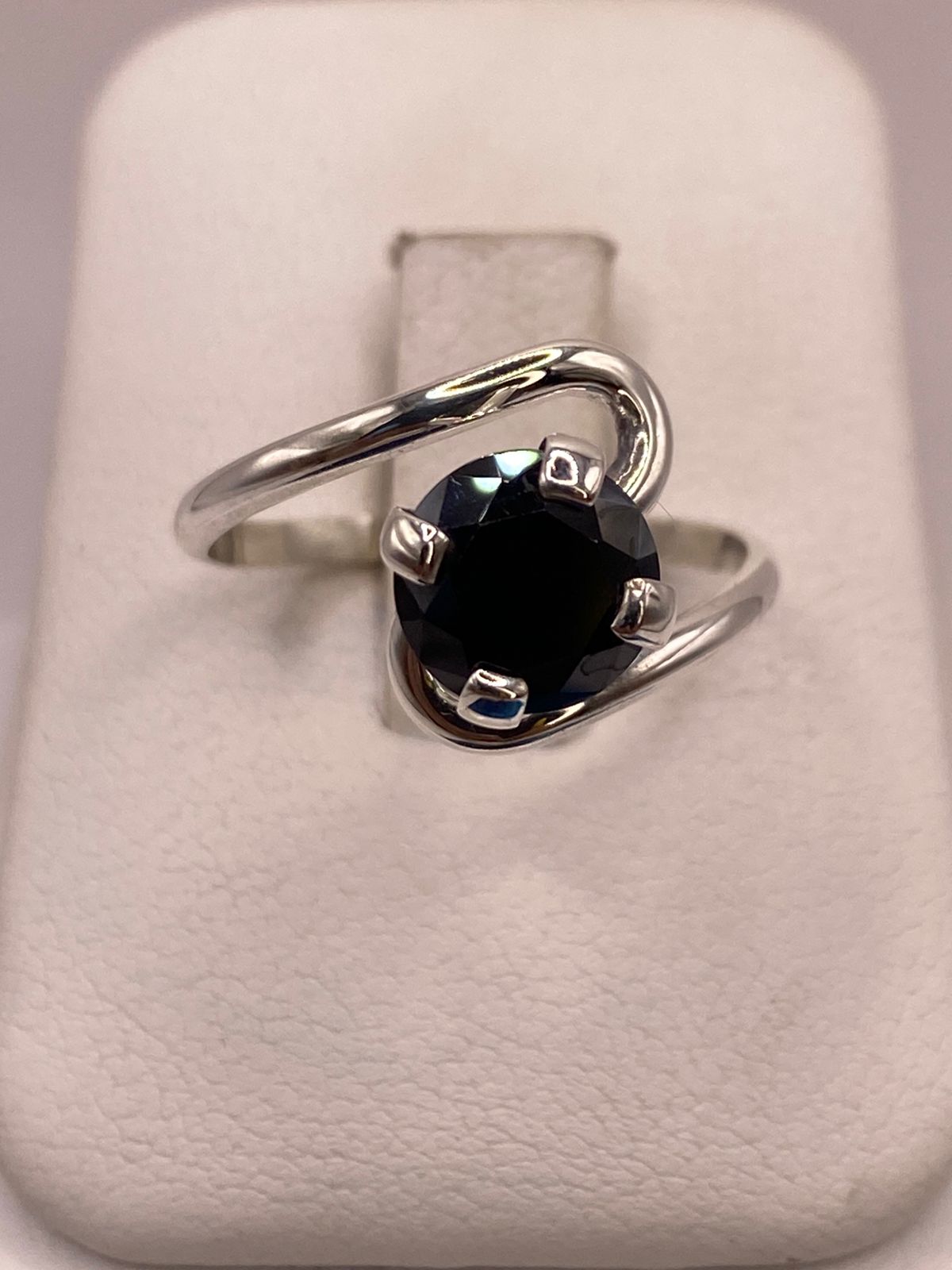 Anillo de Plata Ley 925 con Zirconia Negra, vista superior