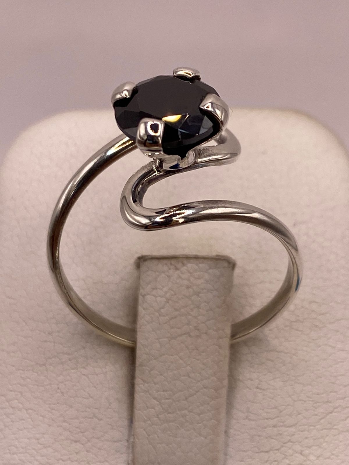 Anillo de Plata Ley 925 con Zirconia Negra, sello de autenticidad Plata Ley .925