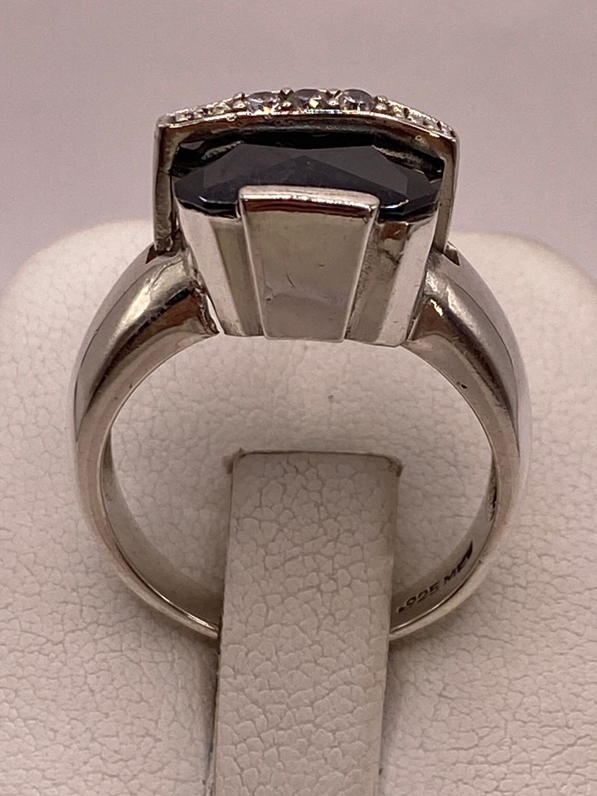 Anillo de Plata Ley 925 con Zirconia Negra, vista de detalle