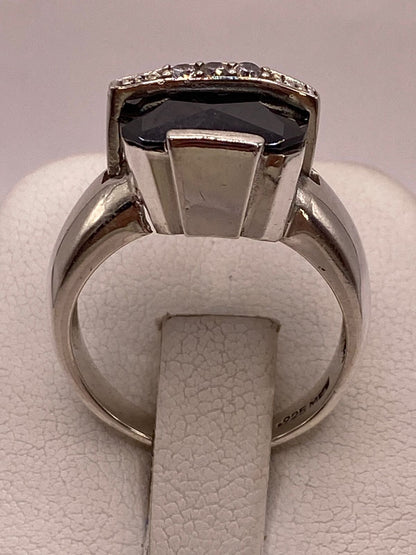 Anillo de Plata Ley 925 con Zirconia Negra, vista de detalle