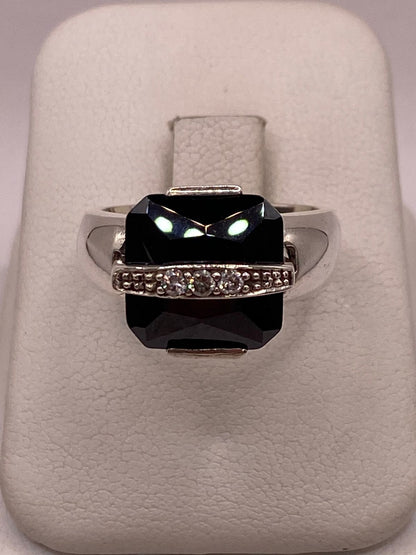 Anillo de Plata Ley 925 con Zirconia Negra en báscula mostrando peso