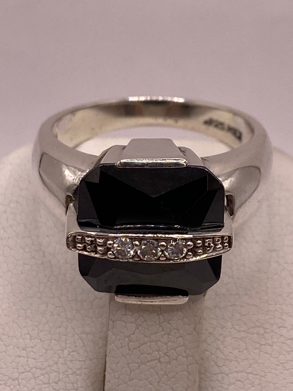 Anillo de Plata Ley 925 con Zirconia Negra, vista superior