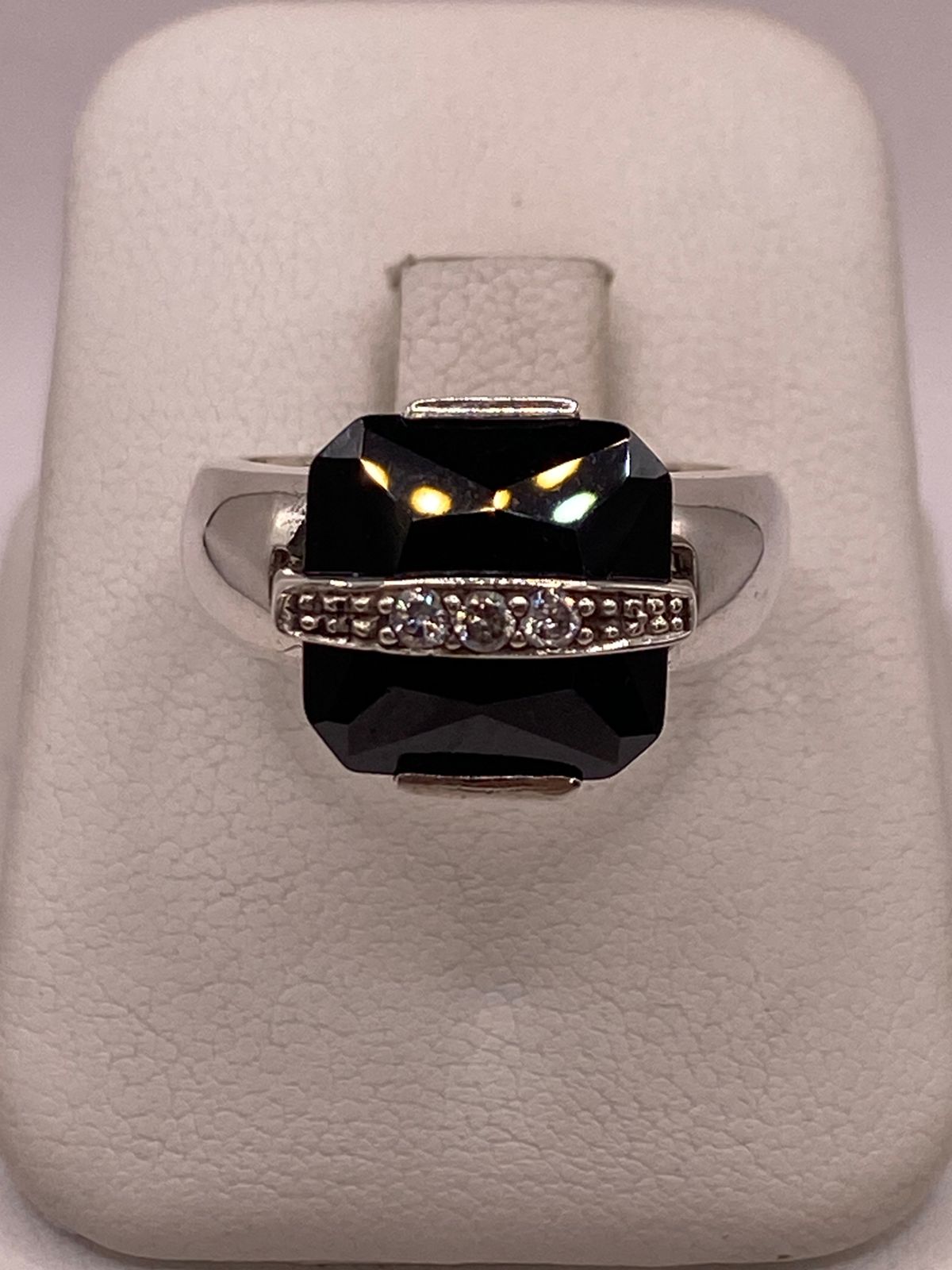 Anillo de Plata Ley 925 con Zirconia Negra, vista frontal