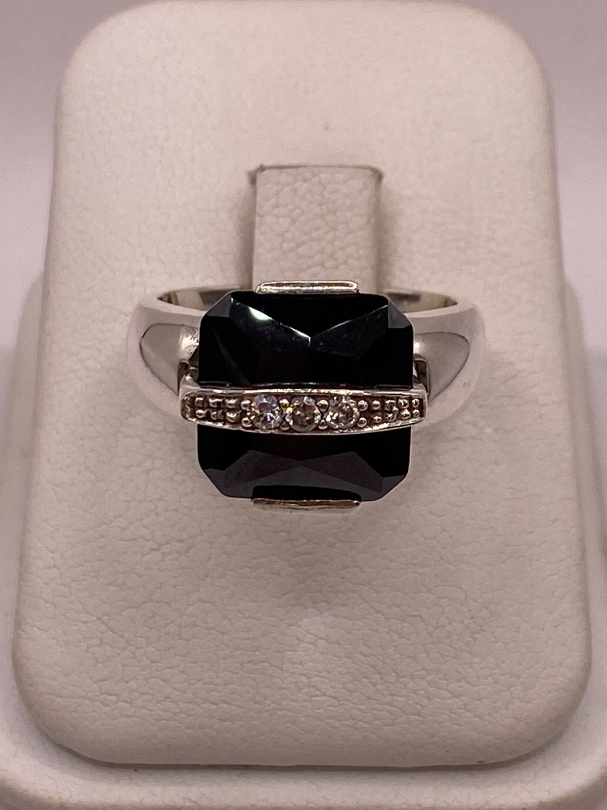 Anillo de Plata Ley 925 con Zirconia Negra, vista lateral