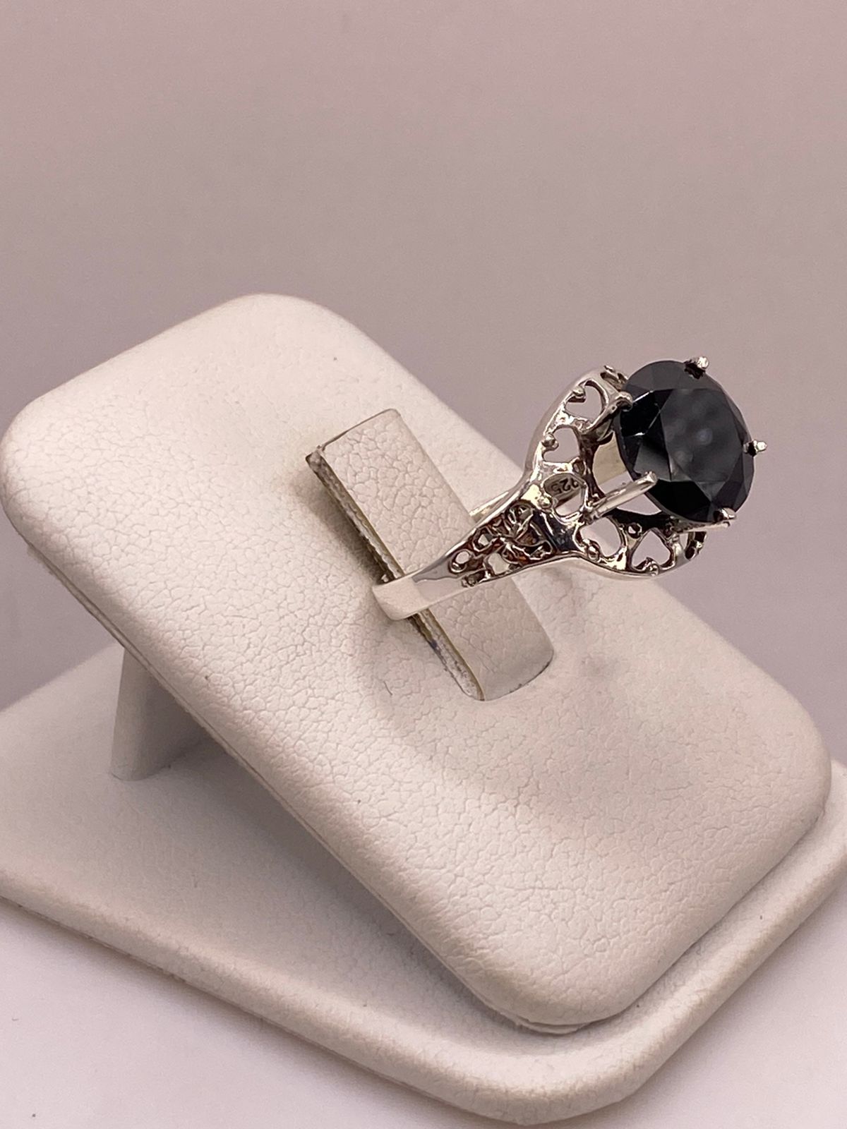 Anillo de Plata Ley 925 con Zirconia Negra y Corazones Calados, vista frontal