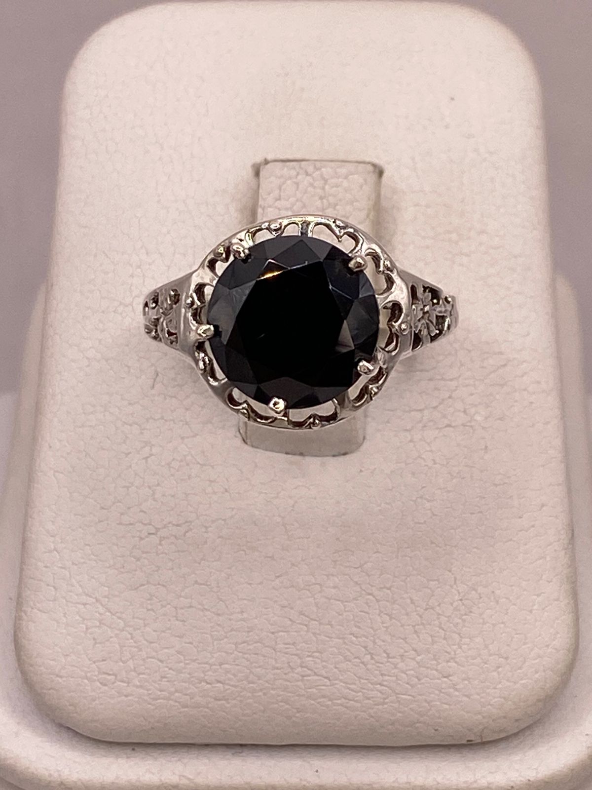 Anillo de Plata Ley 925 con Zirconia Negra y Corazones Calados — ángulo diagonal