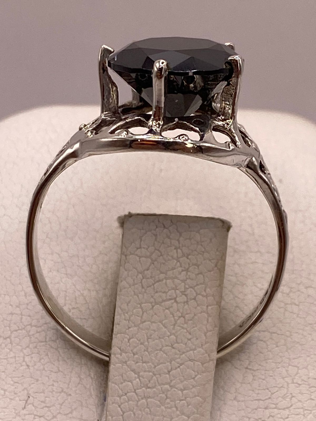 Anillo de Plata Ley 925 con Zirconia Negra y Corazones Calados, vista de detalle