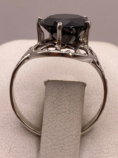 Anillo de Plata Ley 925 con Zirconia Negra y Corazones Calados, vista de detalle