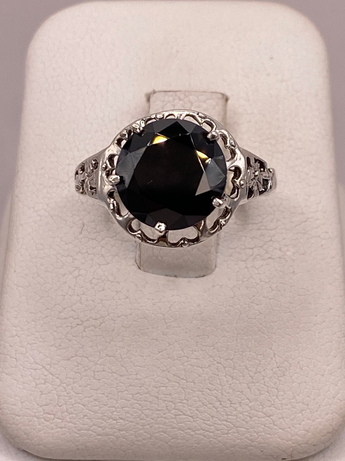 Anillo de Plata Ley 925 con Zirconia Negra y Corazones Calados, vista lateral