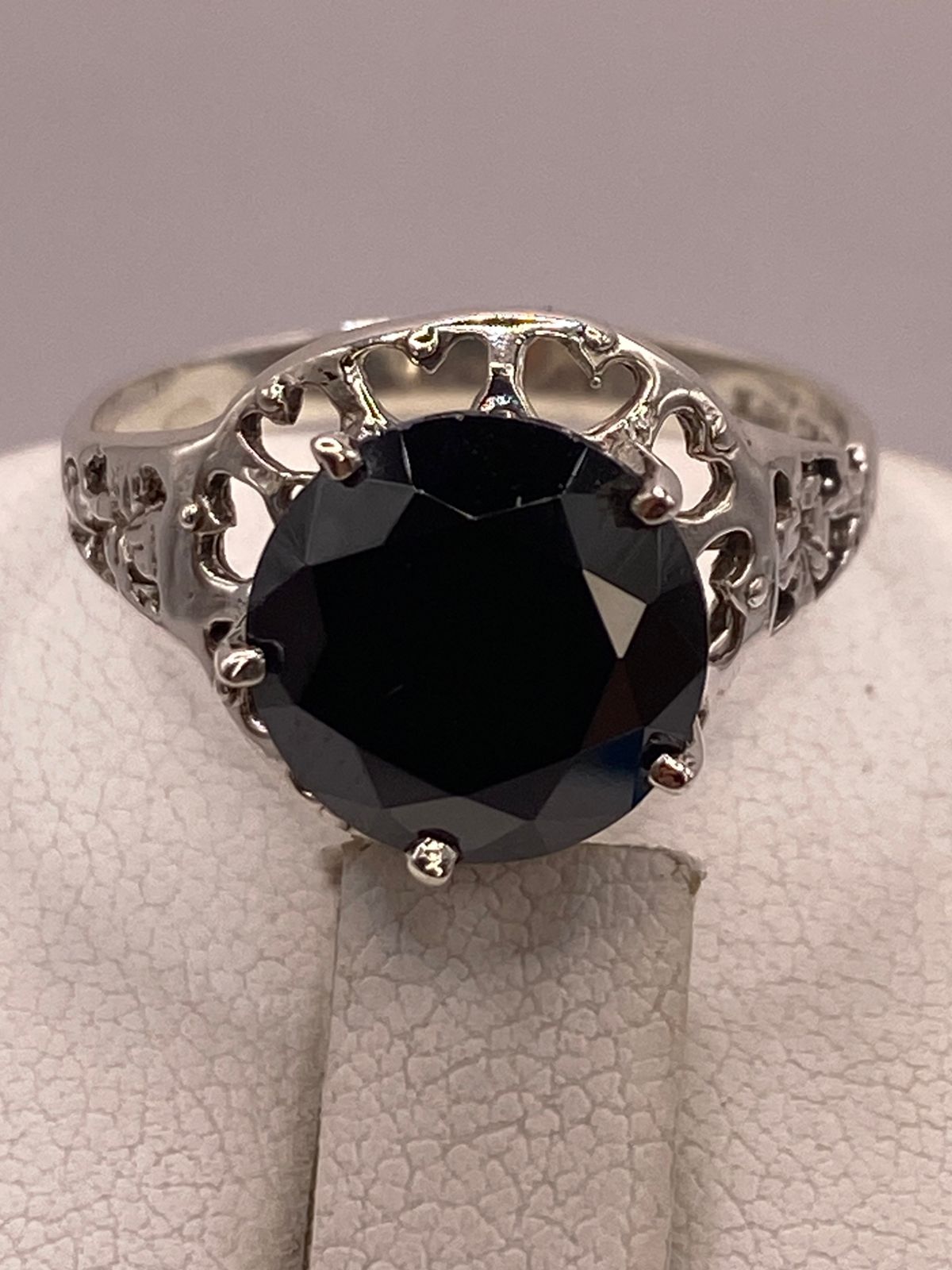 Anillo de Plata Ley 925 con Zirconia Negra y Corazones Calados, sello de autenticidad Plata Ley .925