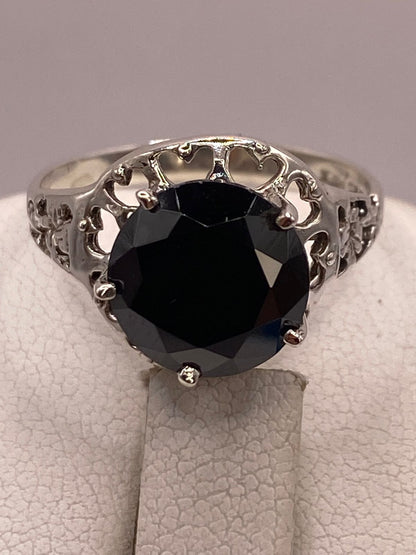 Anillo de Plata Ley 925 con Zirconia Negra y Corazones Calados, sello de autenticidad Plata Ley .925