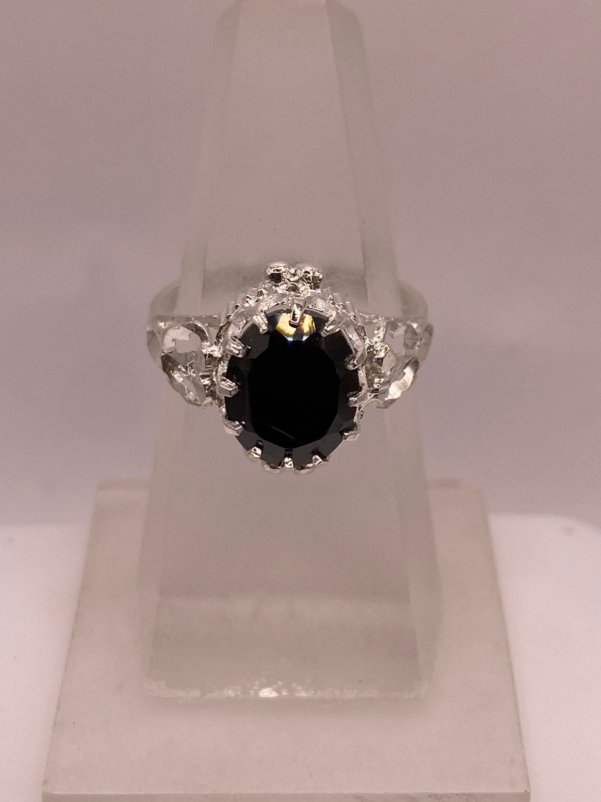 Anillo de Plata Ley 925 con Zirconia Negra Ovalada Diseño Escultural, vista lateral