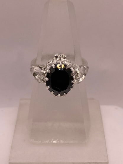 Anillo de Plata Ley 925 con Zirconia Negra Ovalada Diseño Escultural, vista lateral