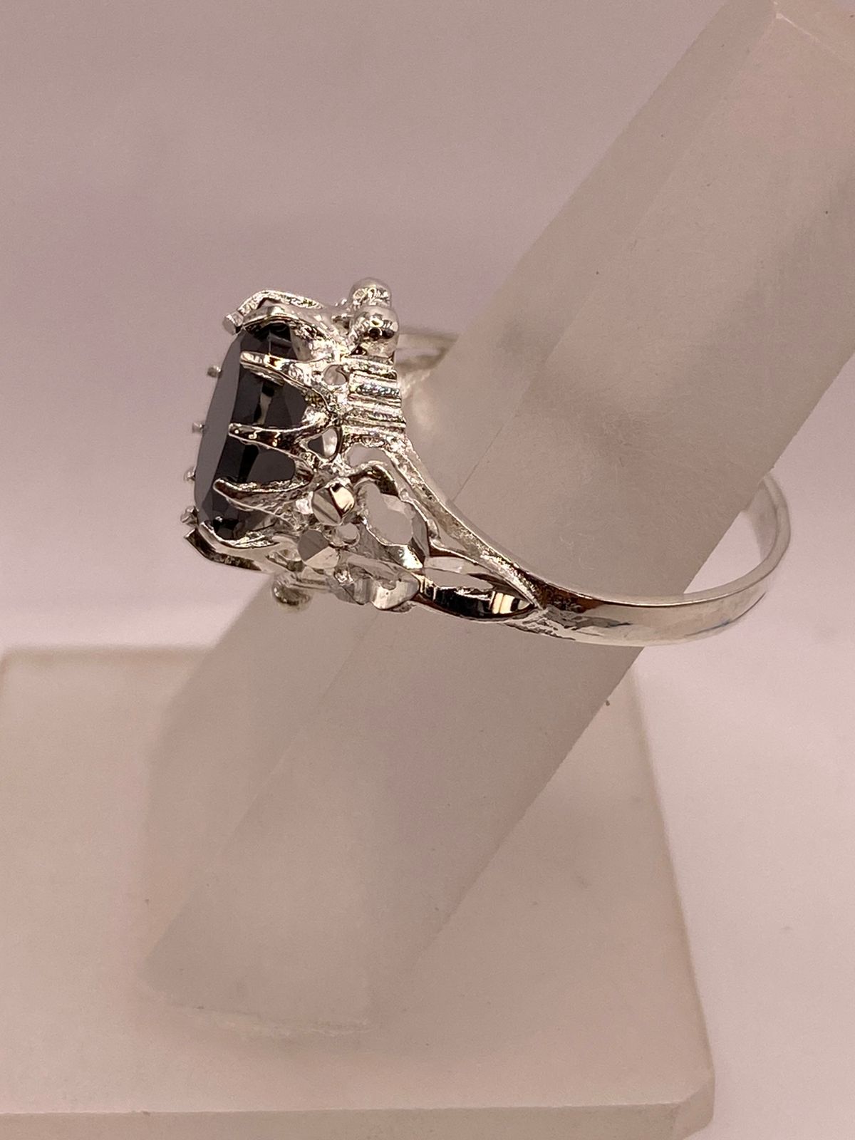 Anillo de Plata Ley 925 con Zirconia Negra Ovalada Diseño Escultural, vista de detalle