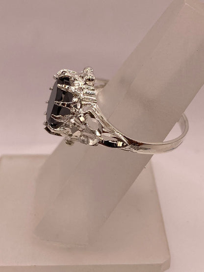Anillo de Plata Ley 925 con Zirconia Negra Ovalada Diseño Escultural, vista de detalle