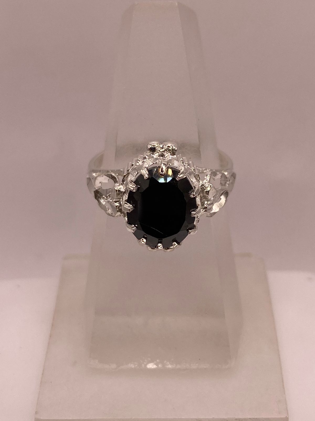 Anillo de Plata Ley 925 con Zirconia Negra Ovalada Diseño Escultural — ángulo diagonal