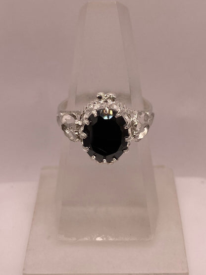 Anillo de Plata Ley 925 con Zirconia Negra Ovalada Diseño Escultural — ángulo diagonal