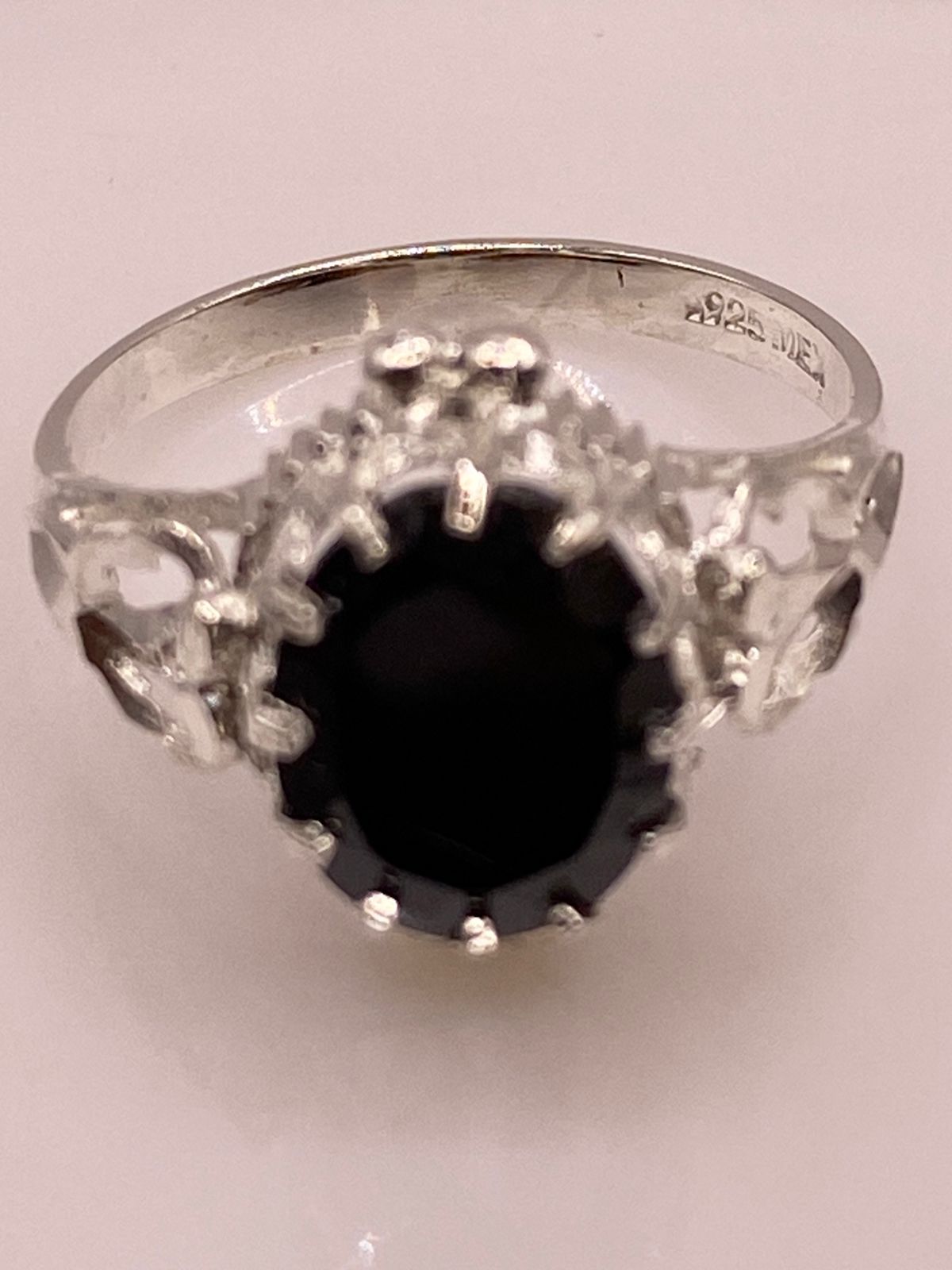 Anillo de Plata Ley 925 con Zirconia Negra Ovalada Diseño Escultural, sello de autenticidad Plata Ley .925