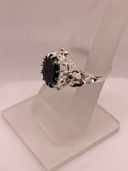 Anillo de Plata Ley 925 con Zirconia Negra Ovalada Diseño Escultural, vista frontal