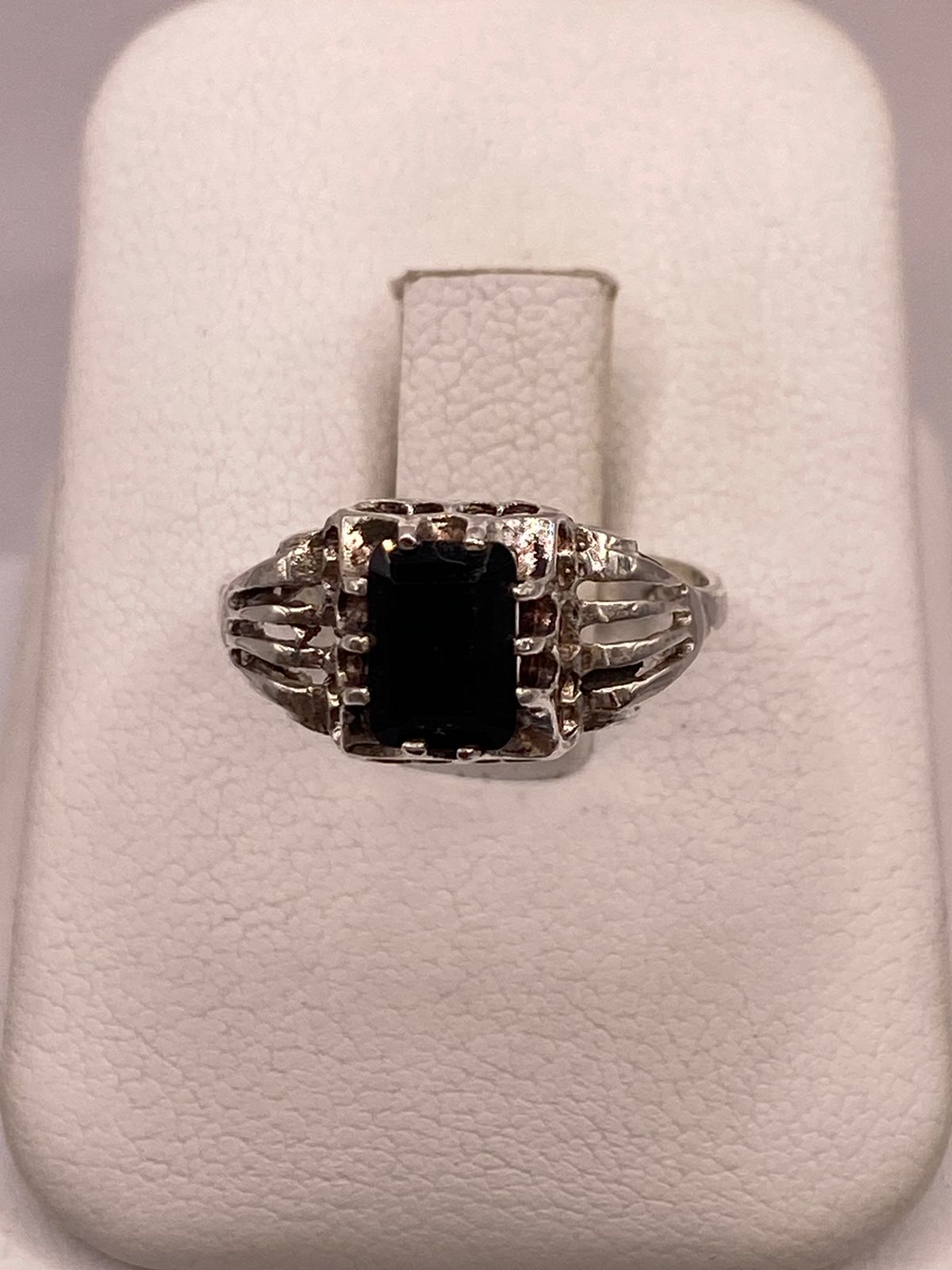 Anillo de Plata Ley 925 con Zirconia Negra Rectangular — ángulo diagonal