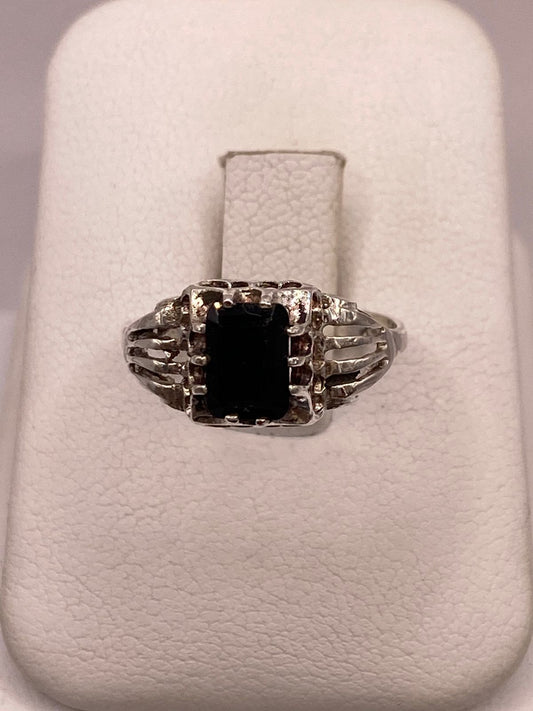 Anillo de Plata Ley 925 con Zirconia Negra Rectangular — ángulo diagonal