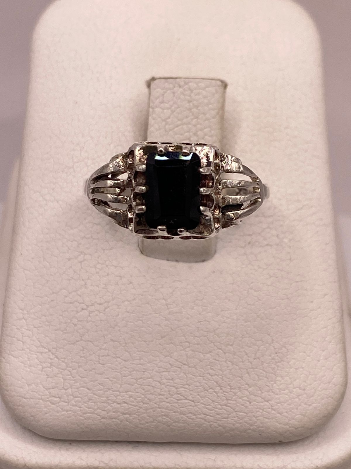 Anillo de Plata Ley 925 con Zirconia Negra Rectangular, vista frontal