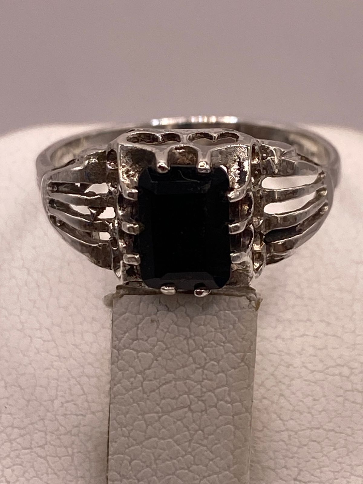 Anillo de Plata Ley 925 con Zirconia Negra Rectangular, sello de autenticidad Plata Ley .925