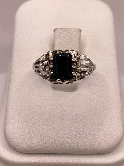 Anillo de Plata Ley 925 con Zirconia Negra Rectangular, vista de detalle