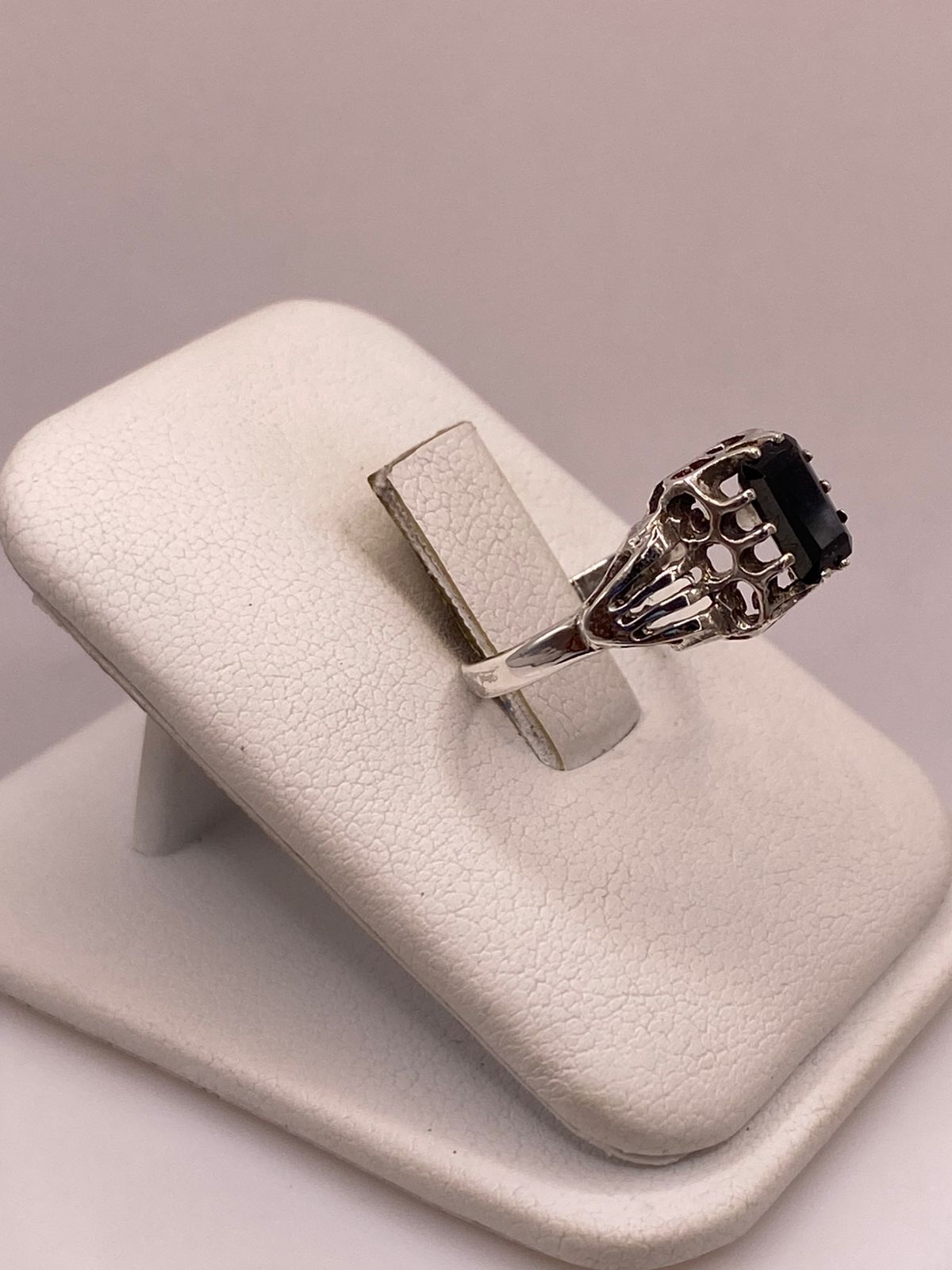 Anillo de Plata Ley 925 con Zirconia Negra Rectangular, vista lateral