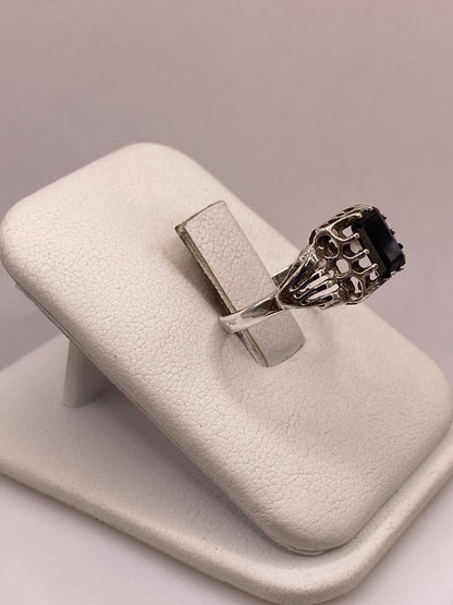 Anillo de Plata Ley 925 con Zirconia Negra Rectangular, vista lateral