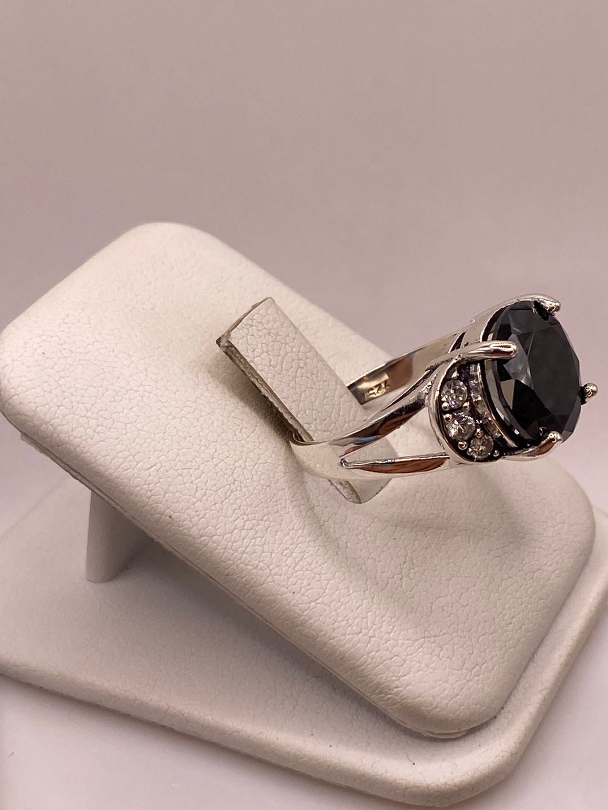 Anillo de Plata Ley 925 con Zirconia Negra Redonda y Zirconias Blancas, vista lateral