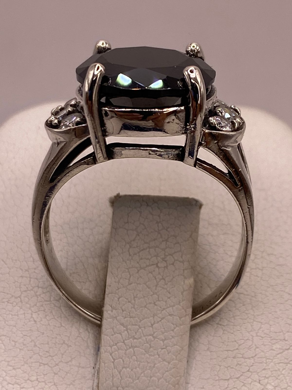 Anillo de Plata Ley 925 con Zirconia Negra Redonda y Zirconias Blancas, vista superior