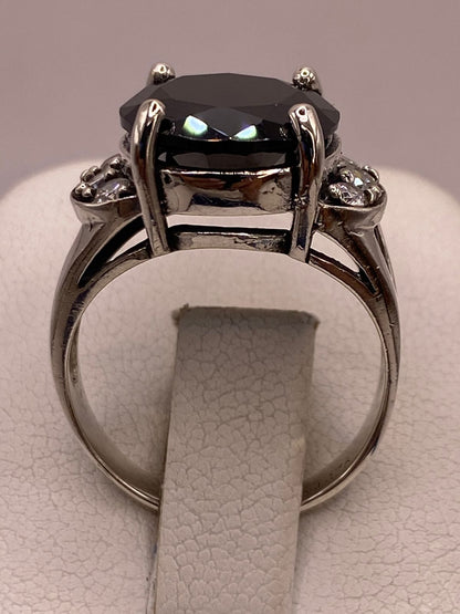 Anillo de Plata Ley 925 con Zirconia Negra Redonda y Zirconias Blancas, vista superior