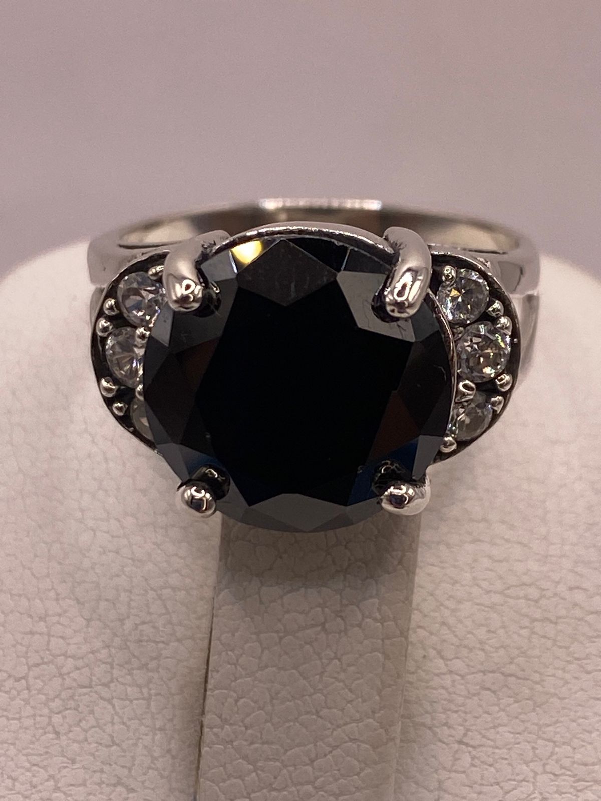 Anillo de Plata Ley 925 con Zirconia Negra Redonda y Zirconias Blancas, sello de autenticidad Plata Ley .925