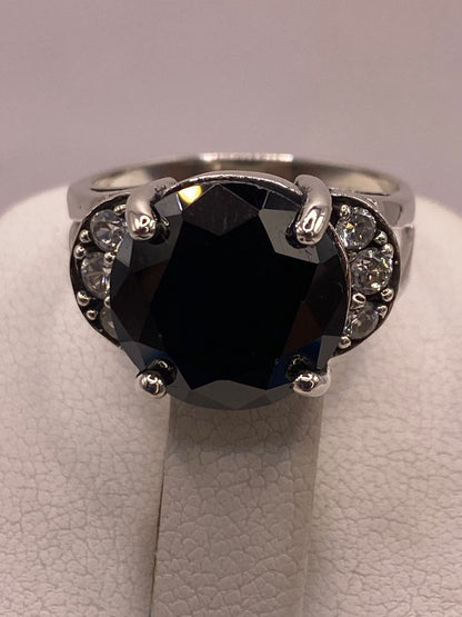 Anillo de Plata Ley 925 con Zirconia Negra Redonda y Zirconias Blancas, sello de autenticidad Plata Ley .925