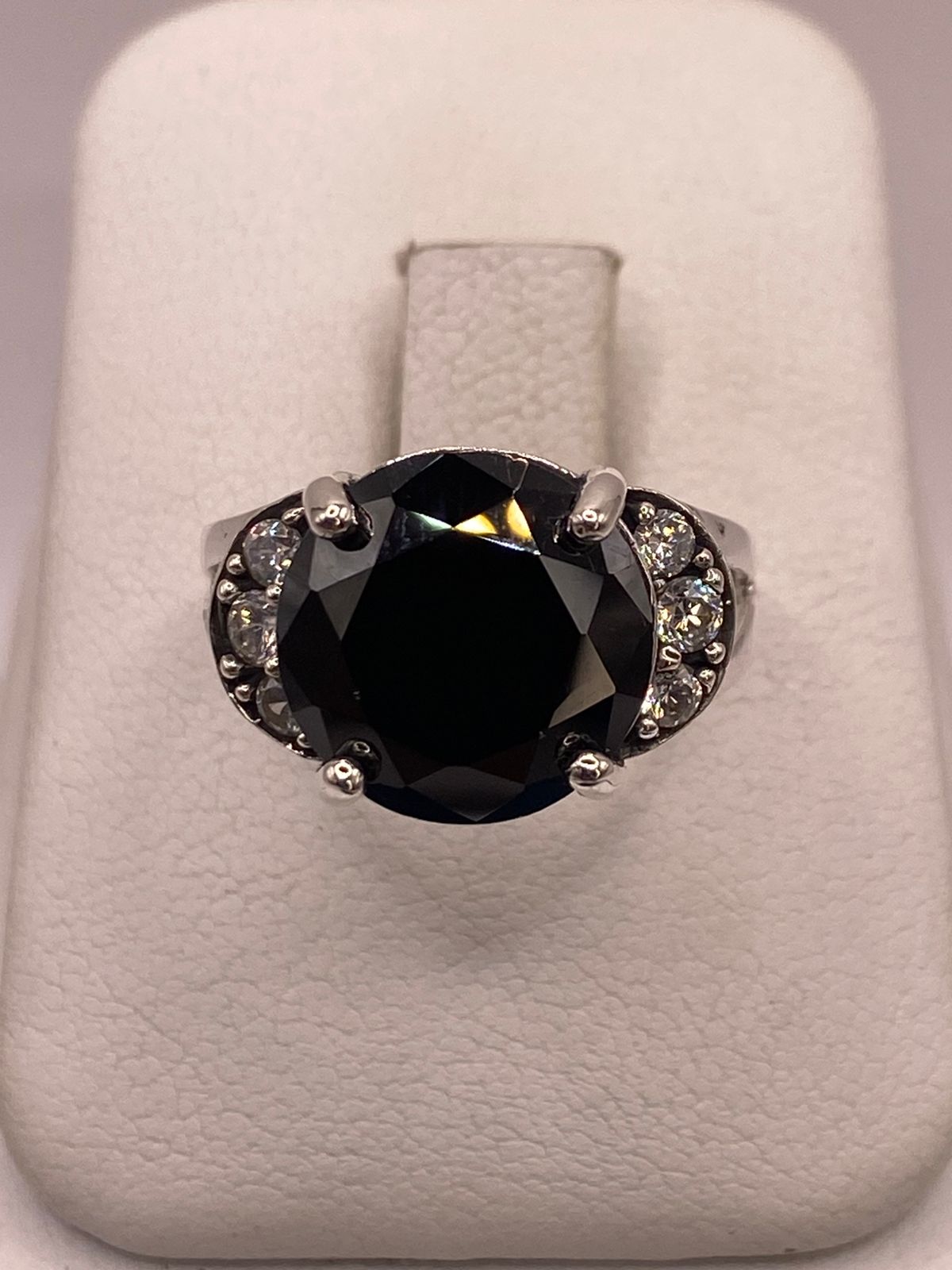 Anillo de Plata Ley 925 con Zirconia Negra Redonda y Zirconias Blancas, vista frontal