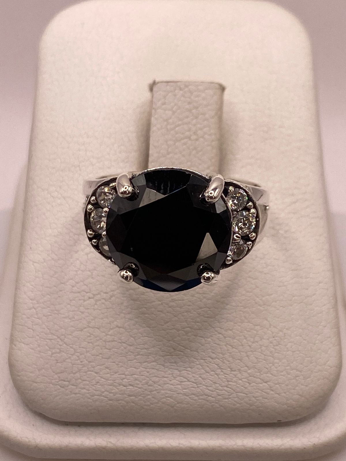 Anillo de Plata Ley 925 con Zirconia Negra Redonda y Zirconias Blancas en báscula mostrando peso