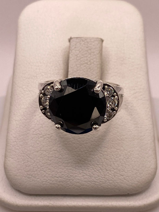 Anillo de Plata Ley 925 con Zirconia Negra Redonda y Zirconias Blancas en báscula mostrando peso