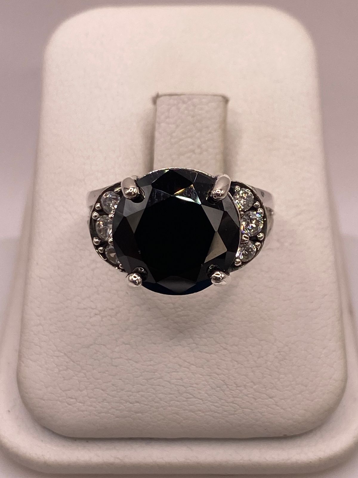 Anillo de Plata Ley 925 con Zirconia Negra Redonda y Zirconias Blancas, vista de detalle