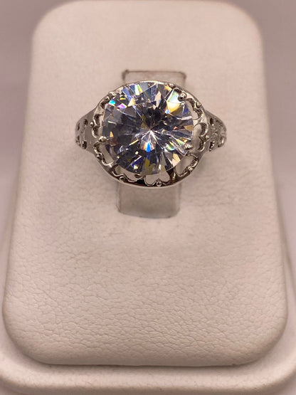 Anillo de Plata Ley 925 con Zirconia Redonda Cristal — ángulo diagonal