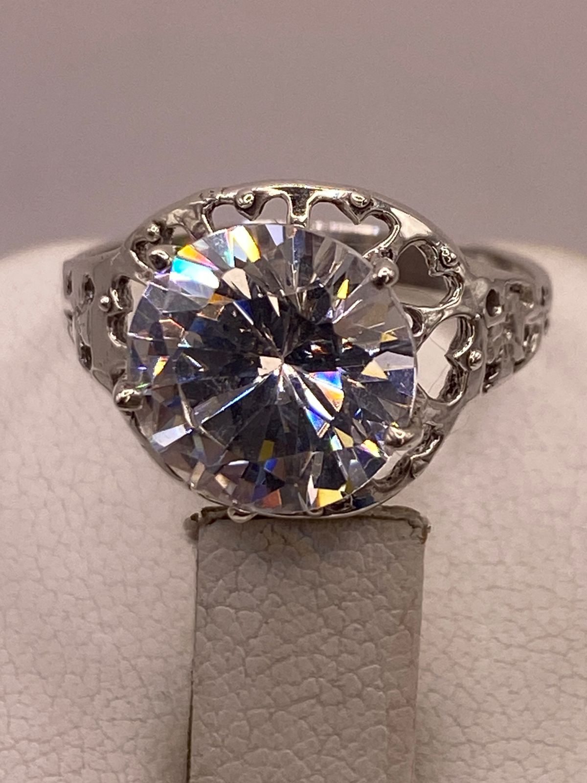 Anillo de Plata Ley 925 con Zirconia Redonda Cristal, vista de detalle