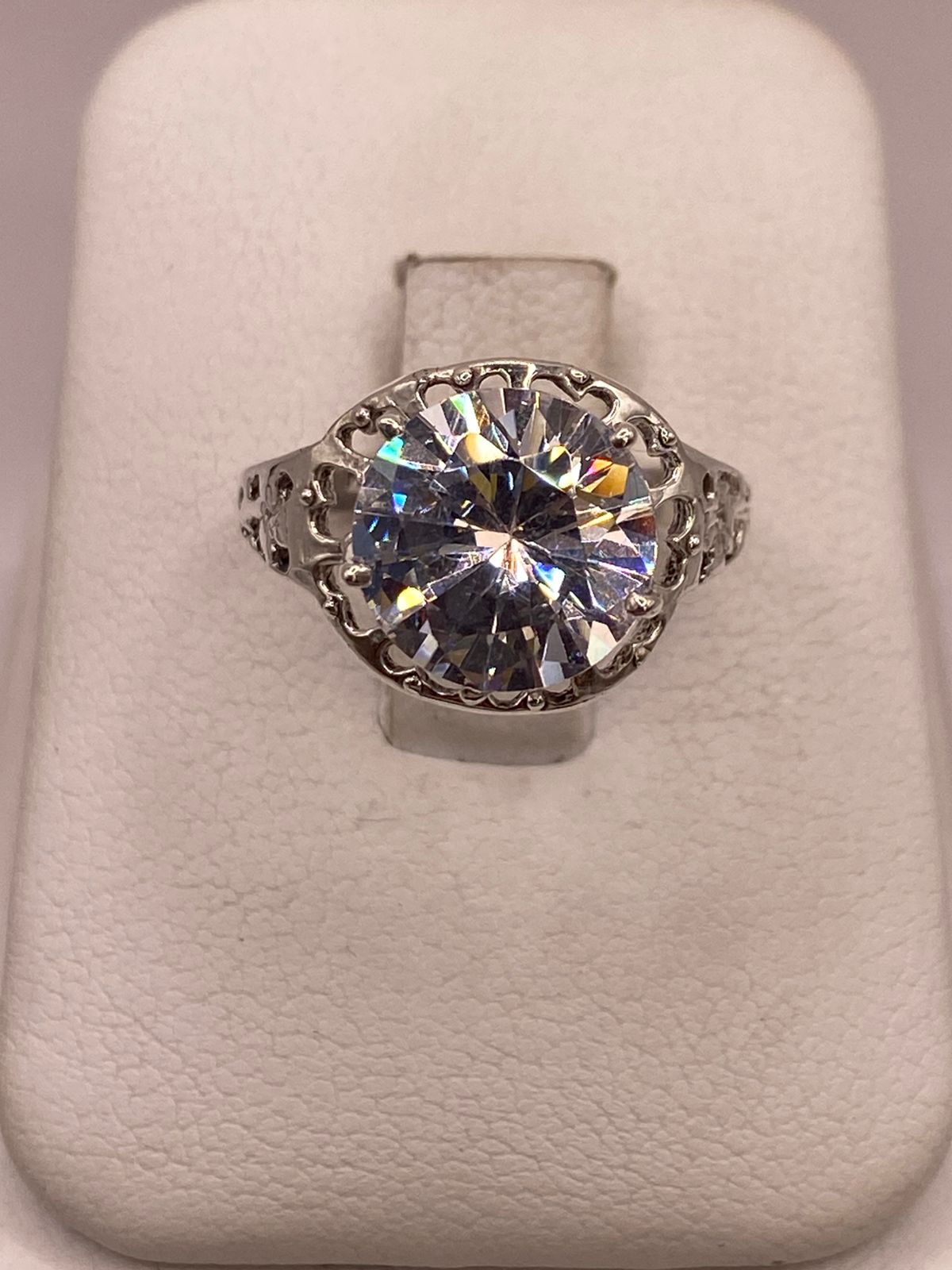 Anillo de Plata Ley 925 con Zirconia Redonda Cristal, vista frontal