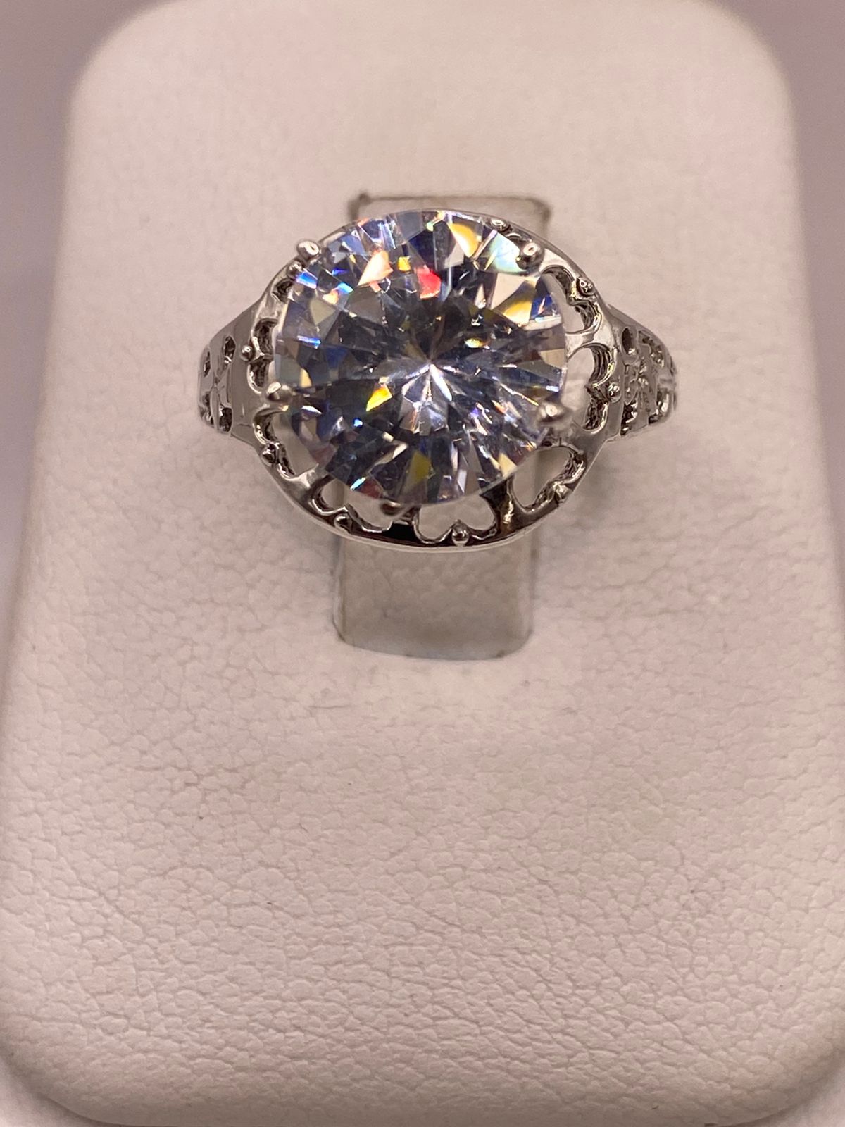 Anillo de Plata Ley 925 con Zirconia Redonda Cristal, vista lateral