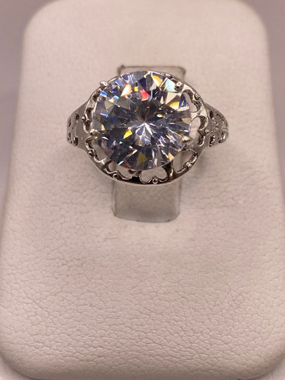 Anillo de Plata Ley 925 con Zirconia Redonda Cristal, vista lateral