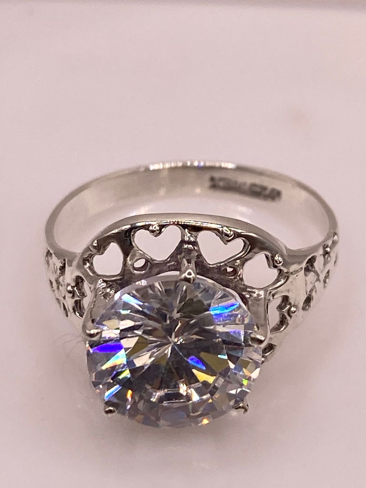 Anillo de Plata Ley 925 con Zirconia Redonda Cristal, sello de autenticidad Plata Ley .925