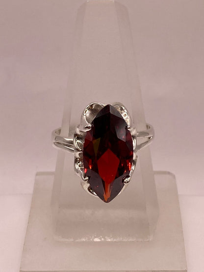 Anillo de Plata Ley 925 con Zirconia Roja Corte Marquesa Diseño Elegante — ángulo diagonal